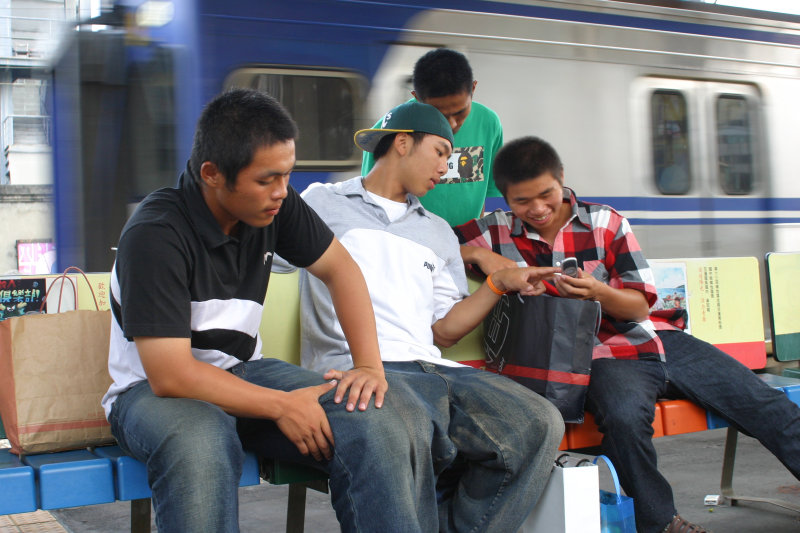 月台交談的旅客2005台中火車站台灣鐵路旅遊攝影