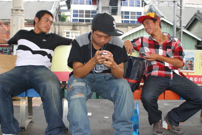 月台交談的旅客2005台中火車站台灣鐵路旅遊攝影