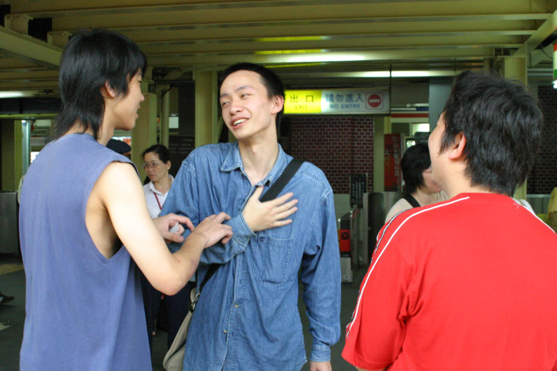 月台交談的旅客2005台中火車站台灣鐵路旅遊攝影