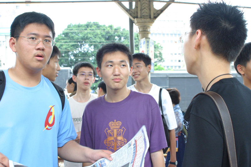 月台交談的旅客2005台中火車站台灣鐵路旅遊攝影