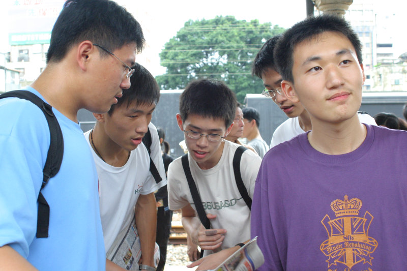 月台交談的旅客2005台中火車站台灣鐵路旅遊攝影
