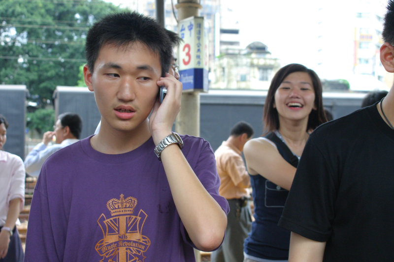 月台交談的旅客2005台中火車站台灣鐵路旅遊攝影