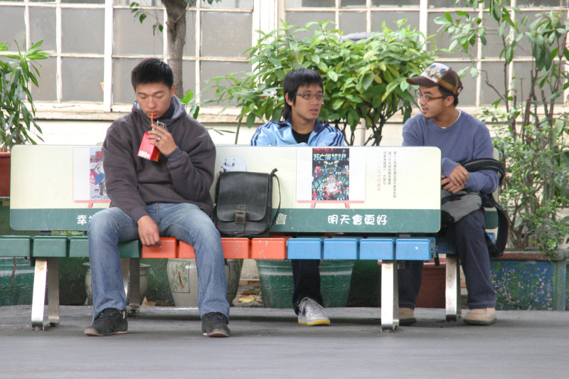 月台交談的旅客2005台中火車站台灣鐵路旅遊攝影