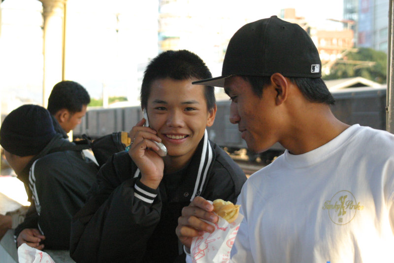 月台交談的旅客2005台中火車站台灣鐵路旅遊攝影