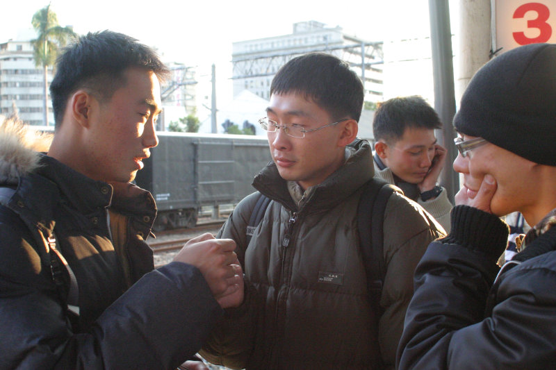 月台交談的旅客2005台中火車站台灣鐵路旅遊攝影