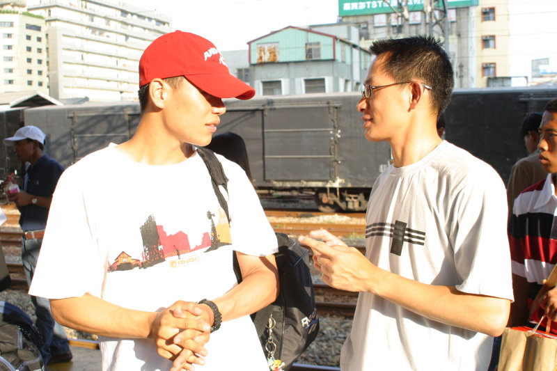 月台交談的旅客2005台中火車站台灣鐵路旅遊攝影