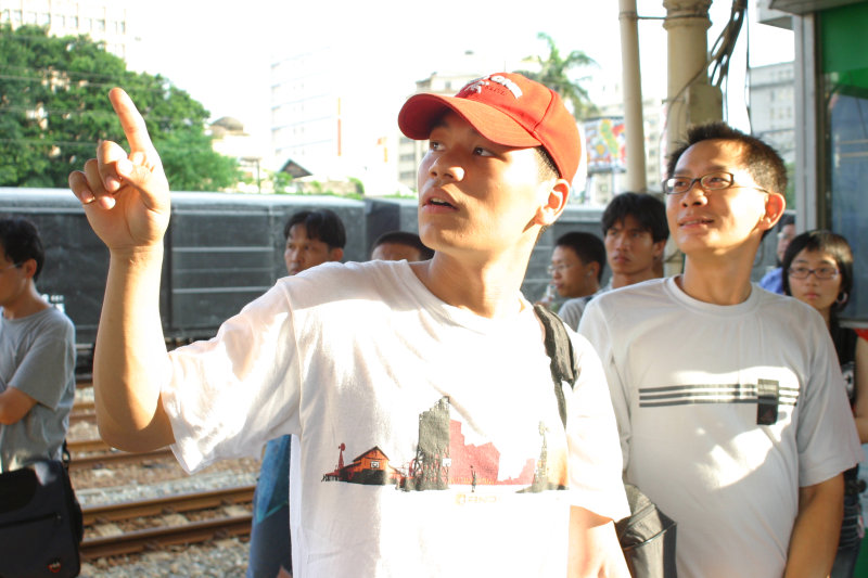 月台交談的旅客2005台中火車站台灣鐵路旅遊攝影