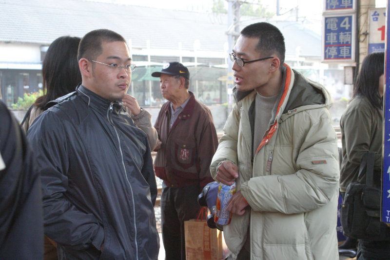 月台交談的旅客2005台中火車站台灣鐵路旅遊攝影