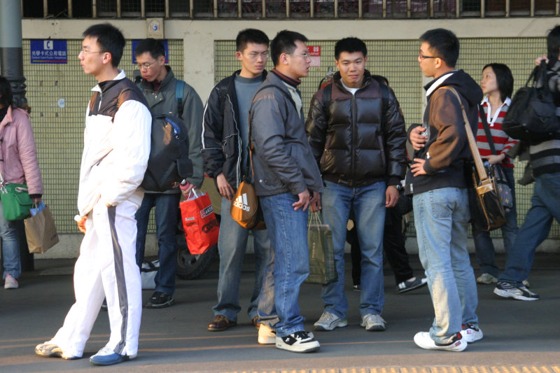 月台交談的旅客2005台中火車站台灣鐵路旅遊攝影