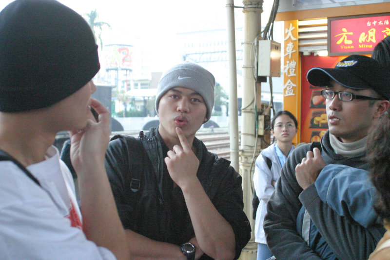 月台交談的旅客2005台中火車站台灣鐵路旅遊攝影