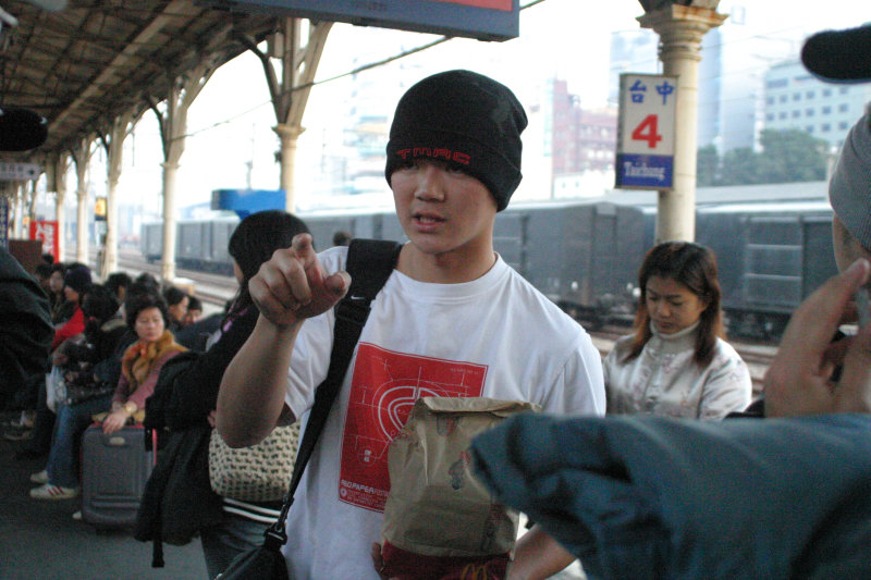 月台交談的旅客2005台中火車站台灣鐵路旅遊攝影