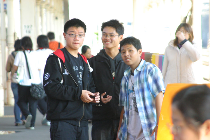 月台交談的旅客2005台中火車站台灣鐵路旅遊攝影