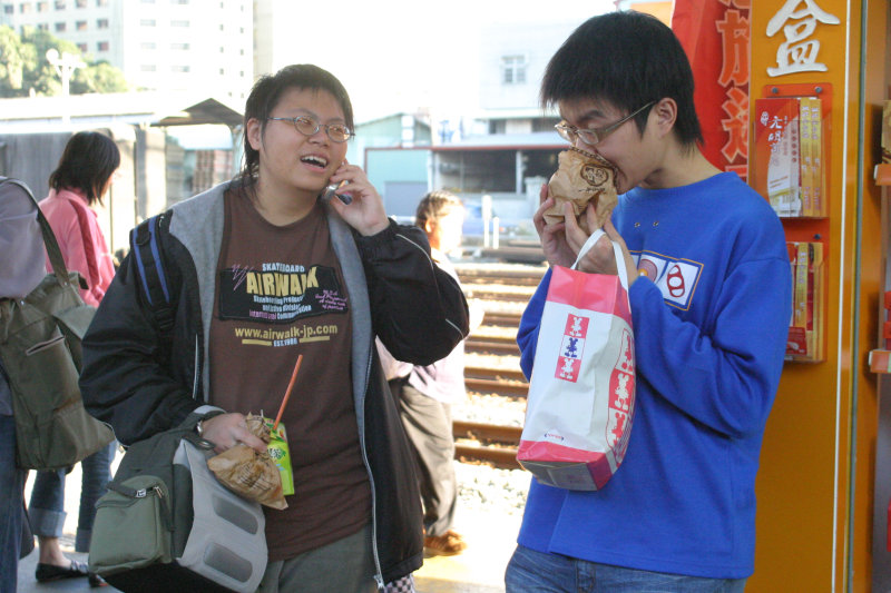 月台交談的旅客2005台中火車站台灣鐵路旅遊攝影