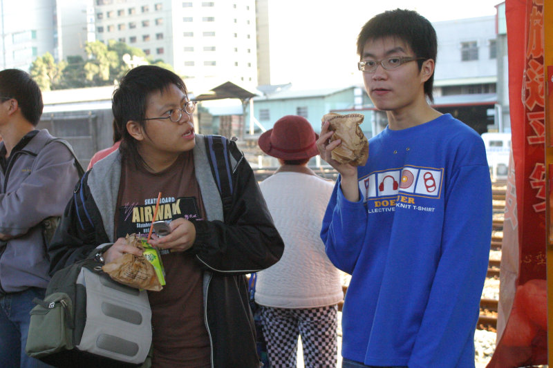 月台交談的旅客2005台中火車站台灣鐵路旅遊攝影