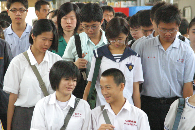 月台交談的旅客2005台中火車站台灣鐵路旅遊攝影