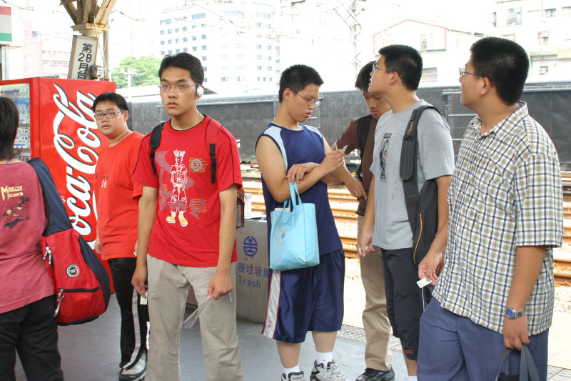 月台交談的旅客2005台中火車站台灣鐵路旅遊攝影