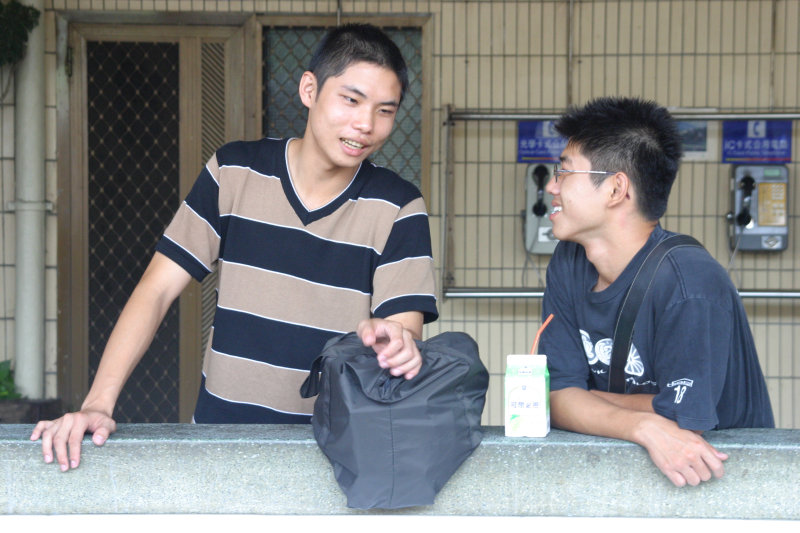 月台交談的旅客2005台中火車站台灣鐵路旅遊攝影