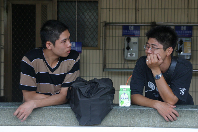 月台交談的旅客2005台中火車站台灣鐵路旅遊攝影