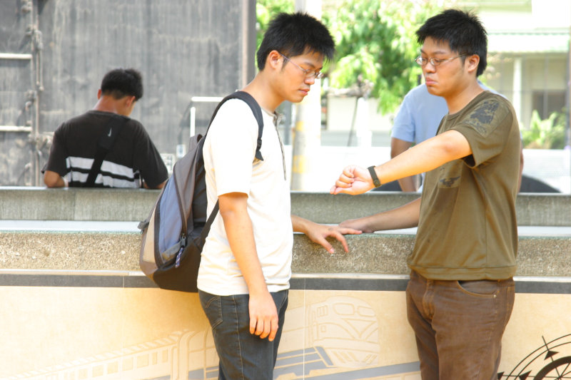 月台交談的旅客2005台中火車站台灣鐵路旅遊攝影