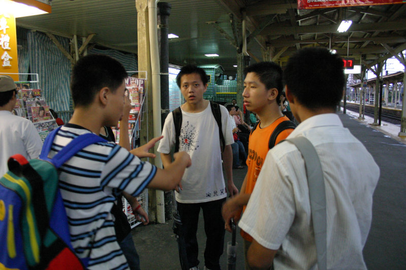 月台交談的旅客2005台中火車站台灣鐵路旅遊攝影