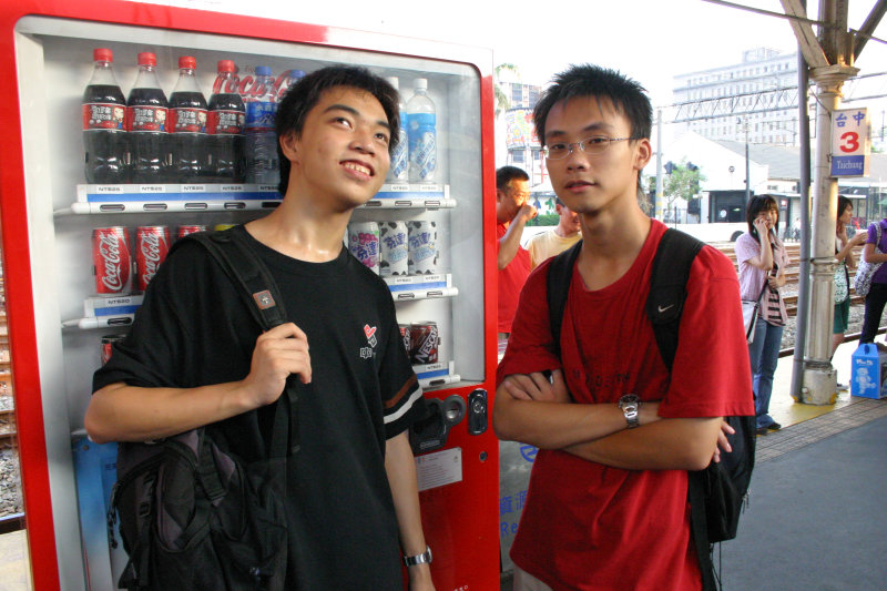 月台交談的旅客2005台中火車站台灣鐵路旅遊攝影