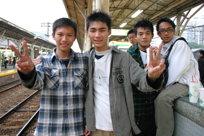 月台交談的旅客2005台中火車站台灣鐵路旅遊攝影