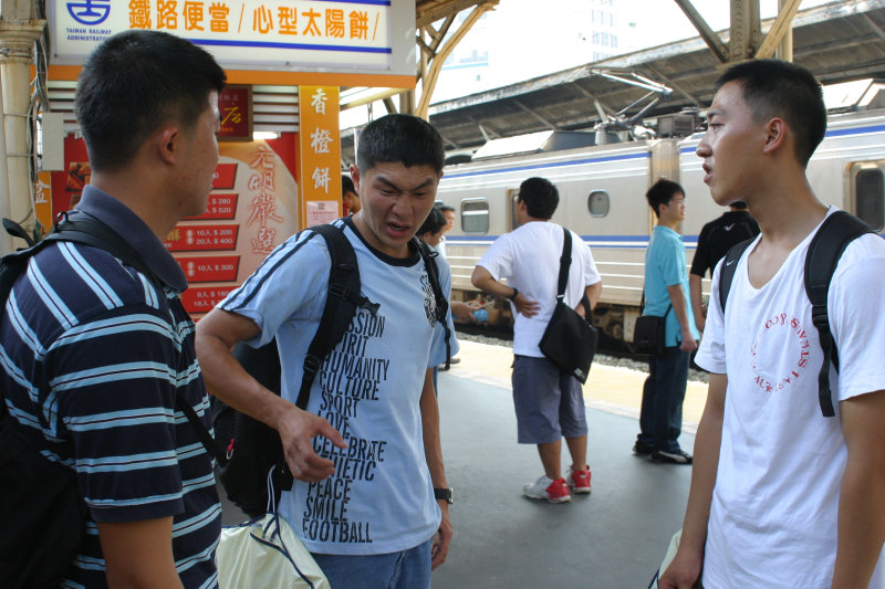 月台交談的旅客2005台中火車站台灣鐵路旅遊攝影