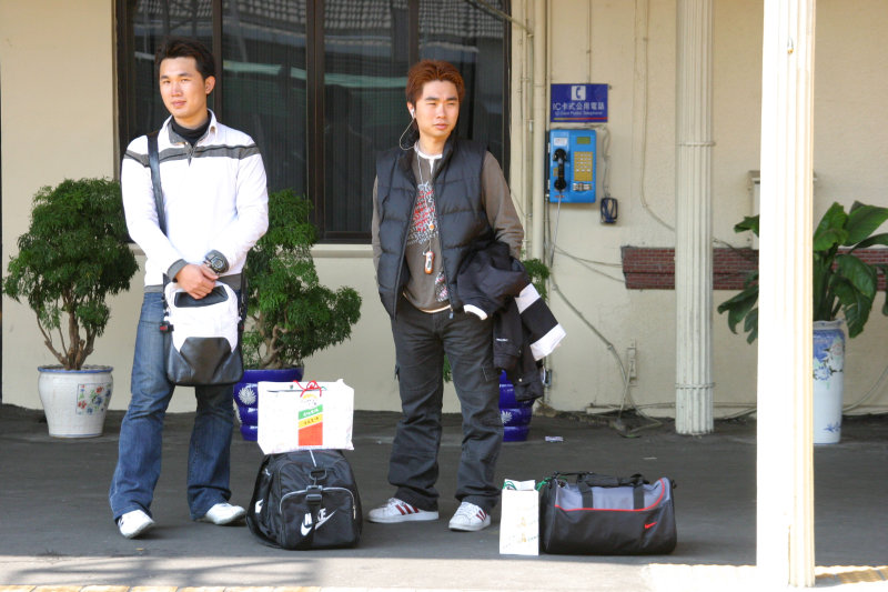 月台交談的旅客2005台中火車站台灣鐵路旅遊攝影