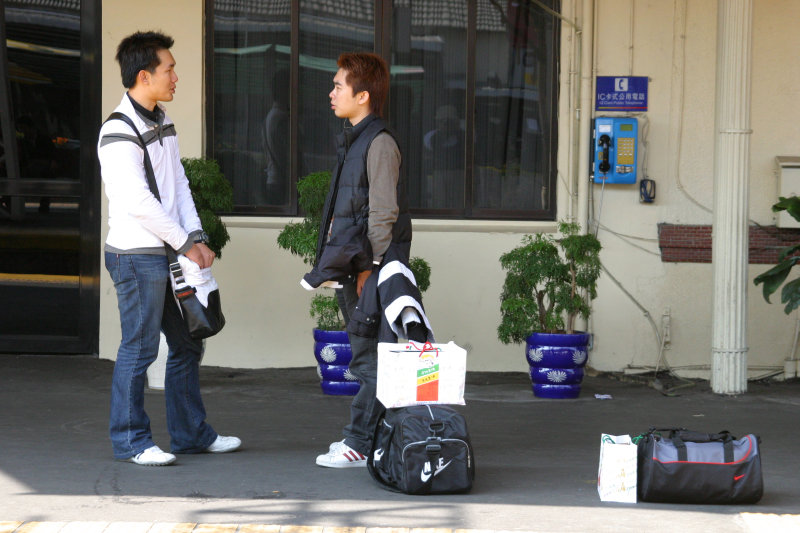 月台交談的旅客2005台中火車站台灣鐵路旅遊攝影