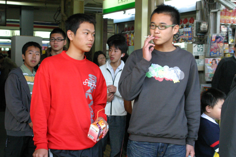 月台交談的旅客2005台中火車站台灣鐵路旅遊攝影