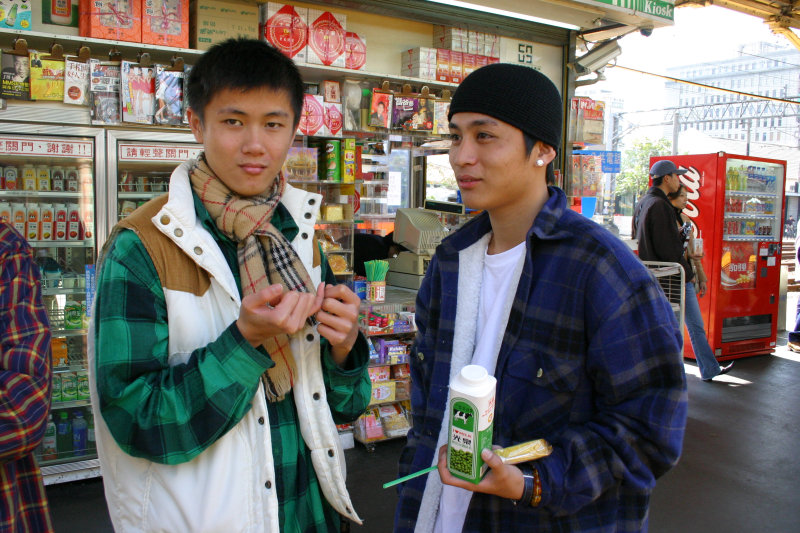 月台交談的旅客2005台中火車站台灣鐵路旅遊攝影