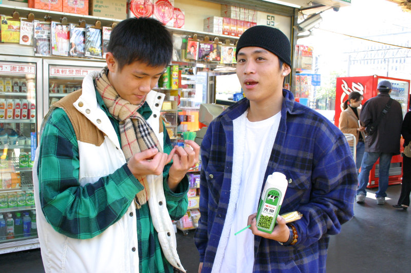 月台交談的旅客2005台中火車站台灣鐵路旅遊攝影