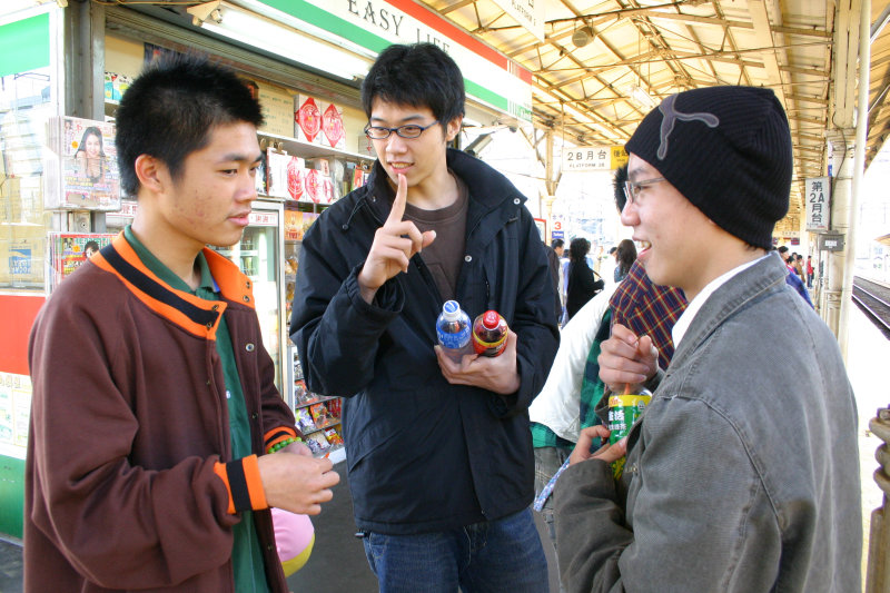 月台交談的旅客2005台中火車站台灣鐵路旅遊攝影