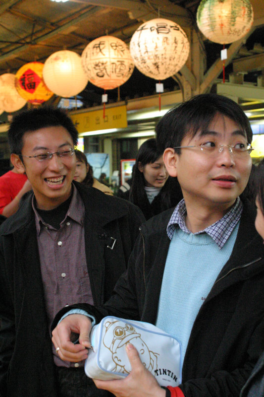 月台交談的旅客2005台中火車站台灣鐵路旅遊攝影