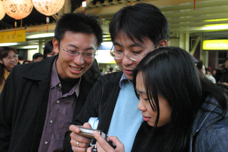 月台交談的旅客2005台中火車站台灣鐵路旅遊攝影