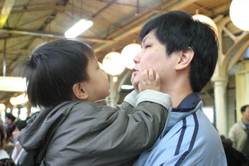 月台交談的旅客2005台中火車站台灣鐵路旅遊攝影