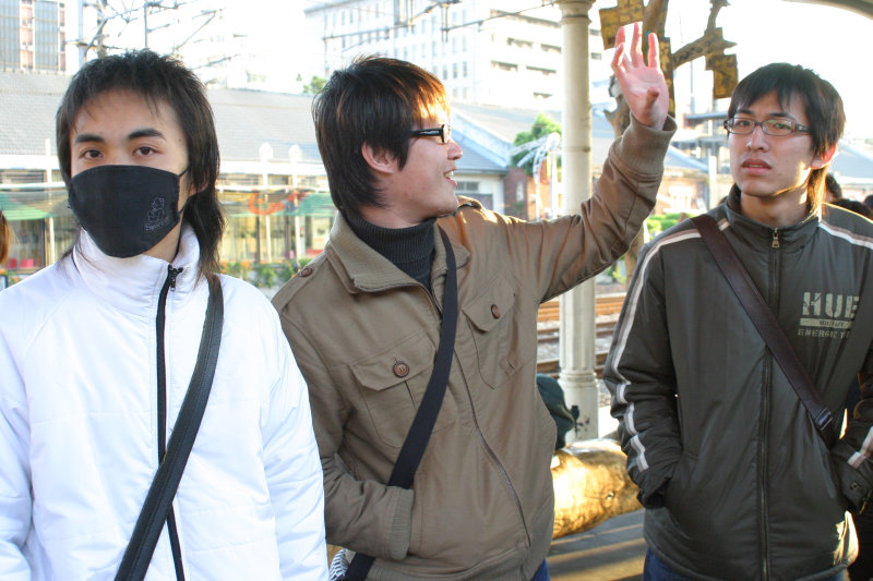 月台交談的旅客2005台中火車站台灣鐵路旅遊攝影