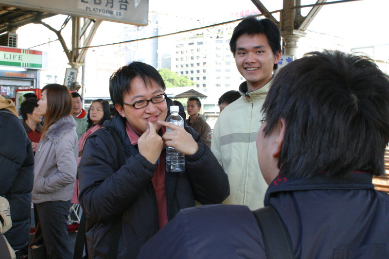 月台交談的旅客2005台中火車站台灣鐵路旅遊攝影