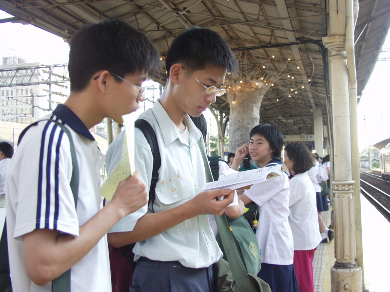 月台交談的旅客2005台中火車站台灣鐵路旅遊攝影