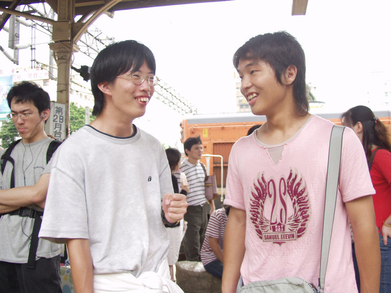 月台交談的旅客2005台中火車站台灣鐵路旅遊攝影