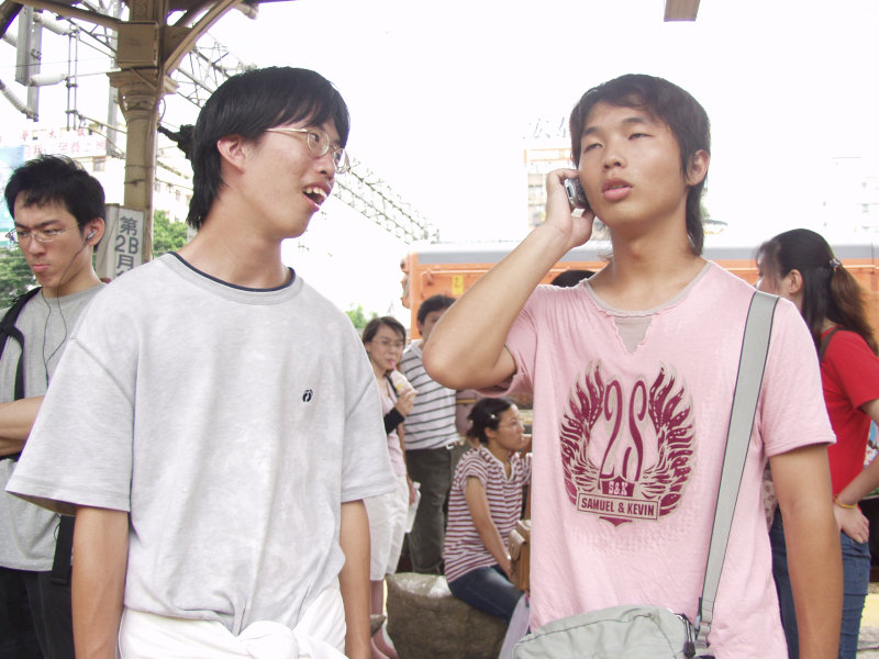 月台交談的旅客2005台中火車站台灣鐵路旅遊攝影