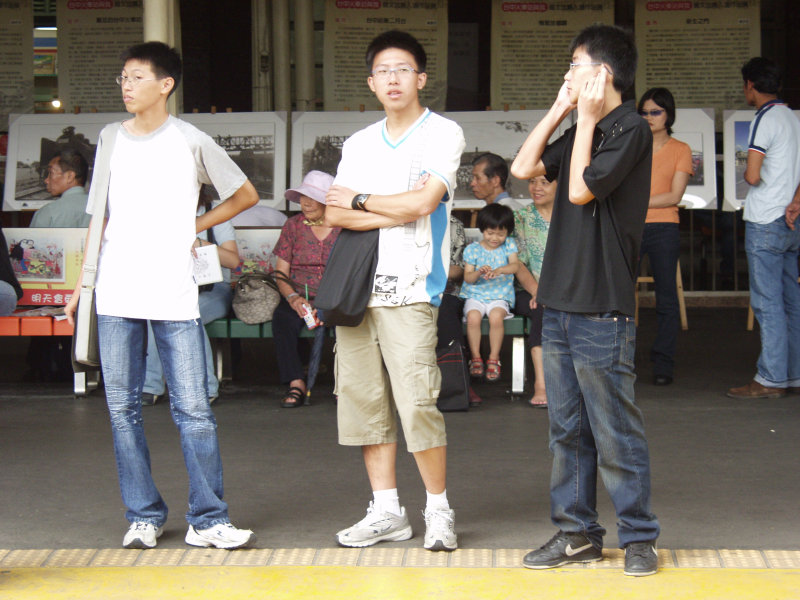 月台交談的旅客2005台中火車站台灣鐵路旅遊攝影