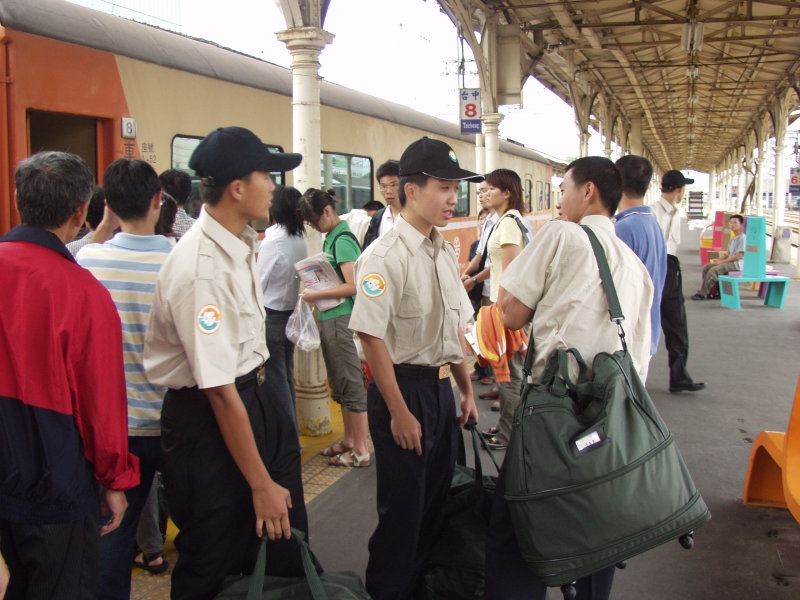月台交談的旅客2005台中火車站台灣鐵路旅遊攝影