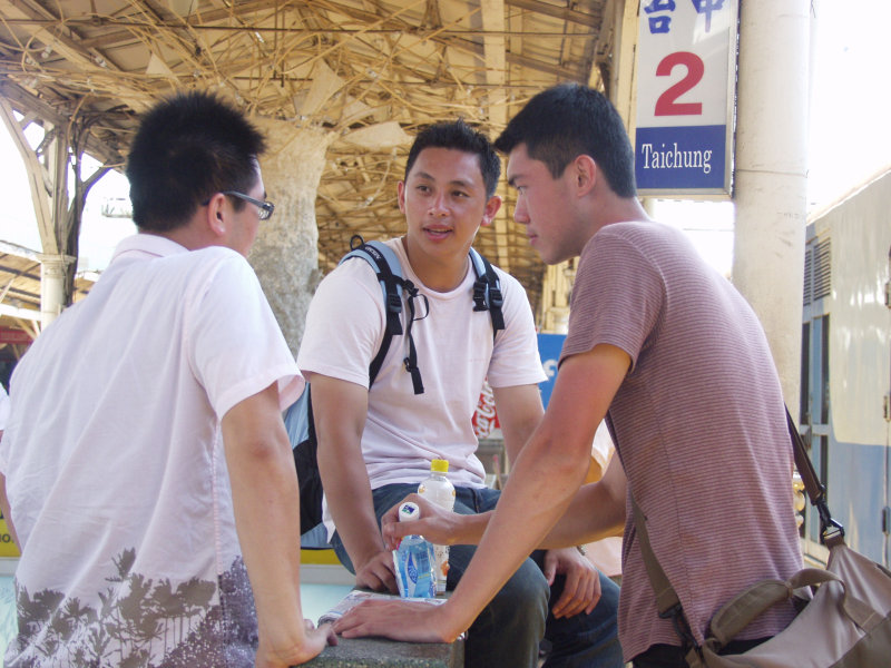 月台交談的旅客2005台中火車站台灣鐵路旅遊攝影