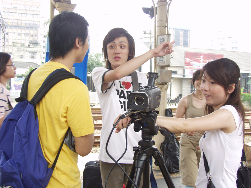 月台交談的旅客2005台中火車站台灣鐵路旅遊攝影