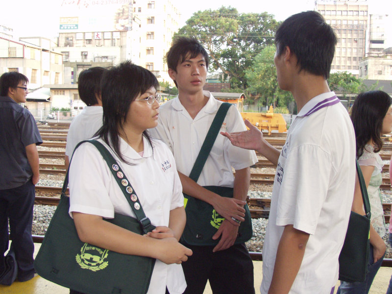 月台交談的旅客2005台中火車站台灣鐵路旅遊攝影
