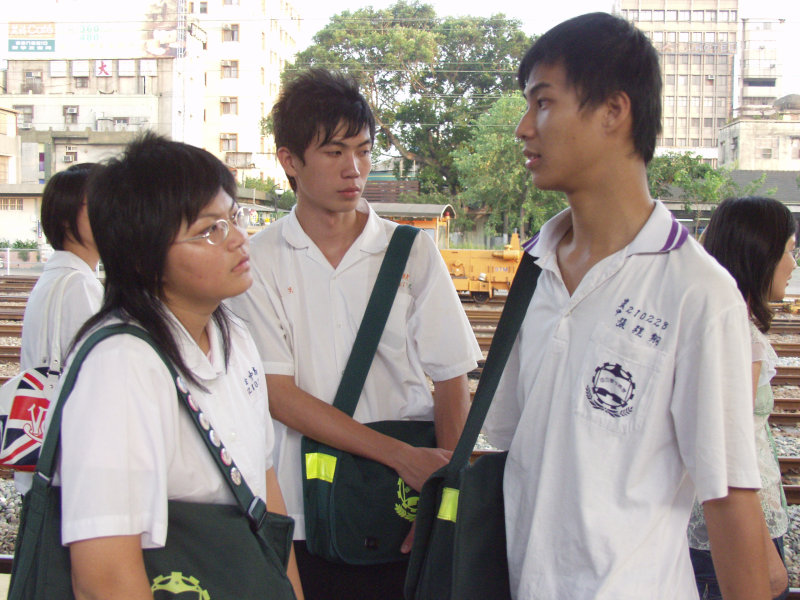 月台交談的旅客2005台中火車站台灣鐵路旅遊攝影