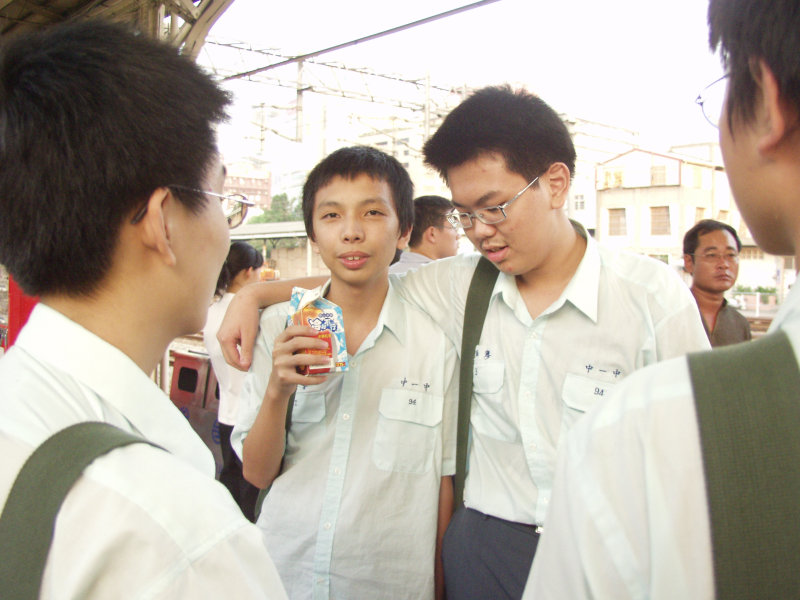 月台交談的旅客2005台中火車站台灣鐵路旅遊攝影