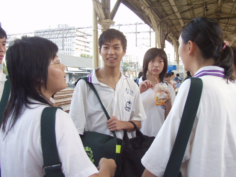 月台交談的旅客2005台中火車站台灣鐵路旅遊攝影