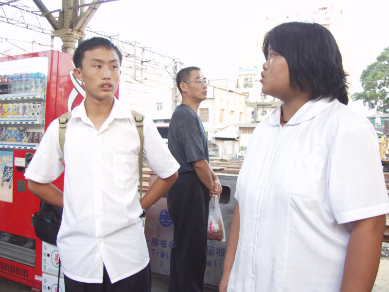 月台交談的旅客2005台中火車站台灣鐵路旅遊攝影
